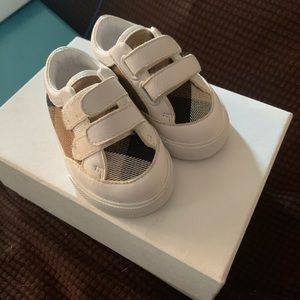 Burberry baby shoes
